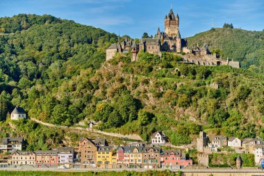 Almanya 'daki Cochem kasabası, Reichsburg kalesiyle Moselle nehri üzerinde.