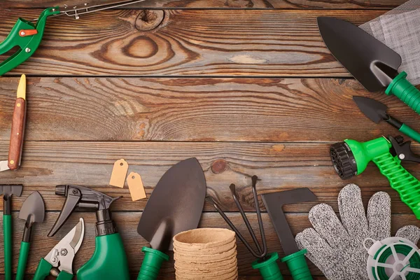 Садовые инструменты на деревянном фоне — стоковое фото