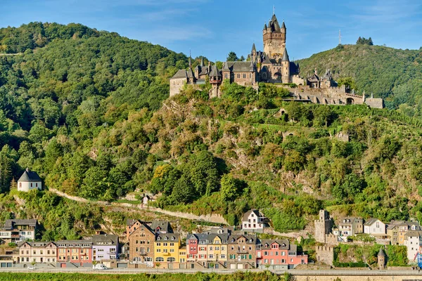 Cochem ciudad en Alemania en el río Mosela con el castillo de Reichsburg —  Fotos de Stock