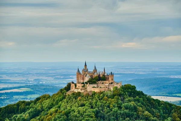 Hilltop Hohenzollern Kasteel op bergtop in Duitsland — Stockfoto