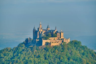 Almanya 'da dağın tepesindeki Hilltop Hohenzollern Kalesi