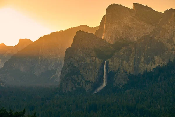 Valle del Parque Nacional Yosemite al amanecer —  Fotos de Stock