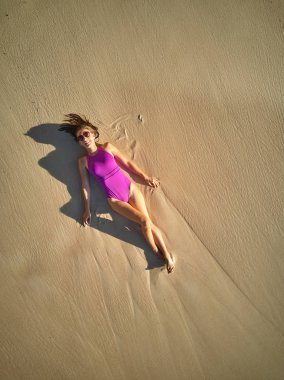 Seyşeller 'in üst manzarasında sahilde bir kadın.