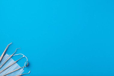 Dişçi araçları mavi arkaplan üst görünümü üzerinde