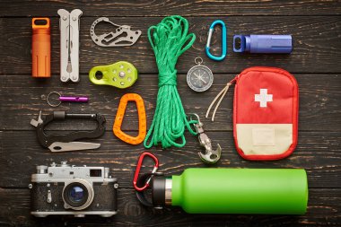 Ahşap arka planda gezinmek için seyahat ögeleri