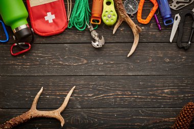 Ahşap arka planda gezinmek için seyahat ögeleri