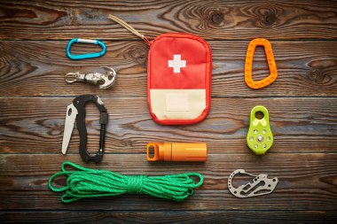 Ahşap arka planda gezinmek için seyahat ögeleri