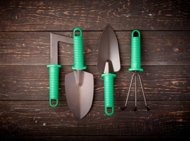 Bahçecilik aletleri ahşap zemin düz üzerinde yatıyordu