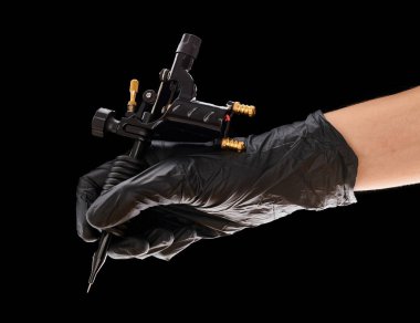 Sanatçının elinde dövme makinesi 