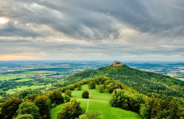 Almanya 'da dağın tepesindeki Hilltop Hohenzollern Kalesi