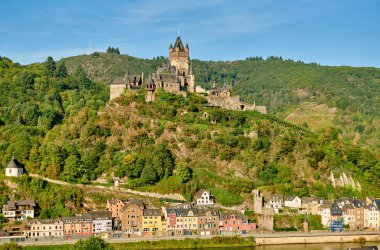 Almanya 'daki Cochem kasabası, Reichsburg kalesiyle Moselle nehri üzerinde.