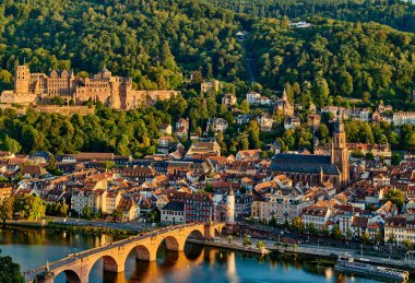 Heidelberg, Almanya 'da Neckar nehrinde bir şehirdir. 