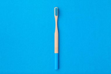 Mavi arkaplan görünümlü diş fırçası