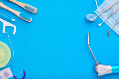 Dişçi araçları mavi arkaplan üst görünümü üzerinde