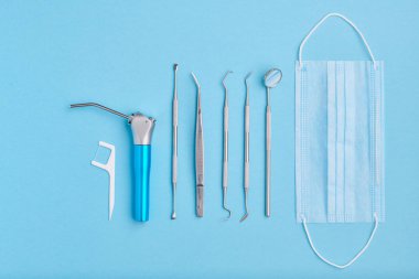 Dişçi araçları mavi arkaplan üst görünümü üzerinde