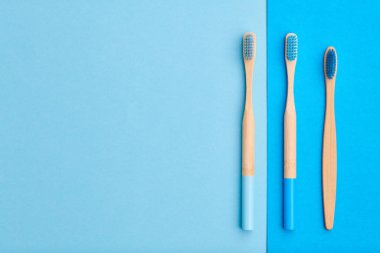 Mavi arkaplan görünümlü diş fırçaları