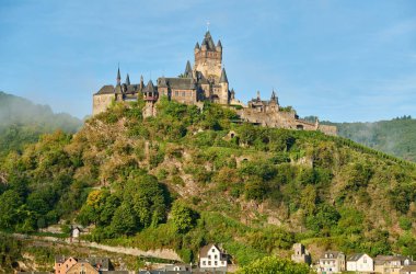 Almanya 'nın Cochem şehrinde güzel bir Reichsburg kalesi