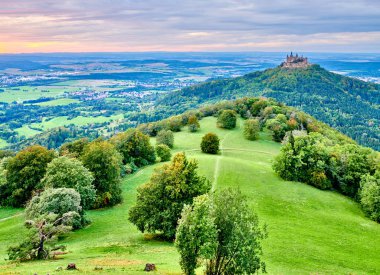 Almanya 'da dağın tepesindeki Hilltop Hohenzollern Kalesi