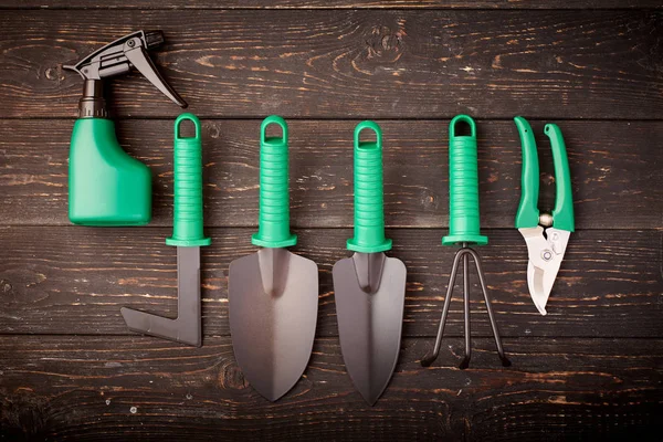 Attrezzi da giardinaggio su fondo di legno posa piatta — Foto Stock