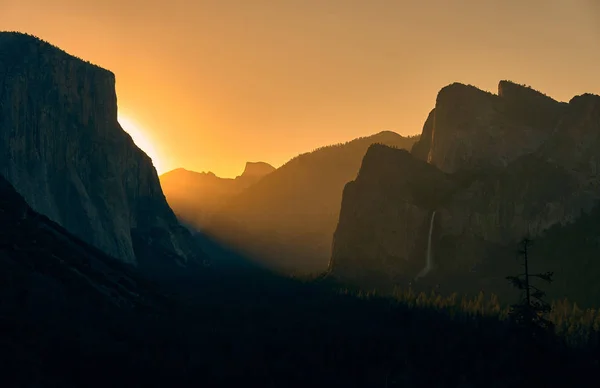 Dolina Parku Narodowego Yosemite o wschodzie słońca — Zdjęcie stockowe