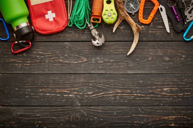 Ahşap arka planda gezinmek için seyahat ögeleri