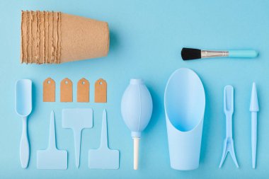 Mavi arka planda bahçıvanlık araçları yatıyordu