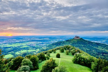 Almanya 'da dağın tepesindeki Hilltop Hohenzollern Kalesi