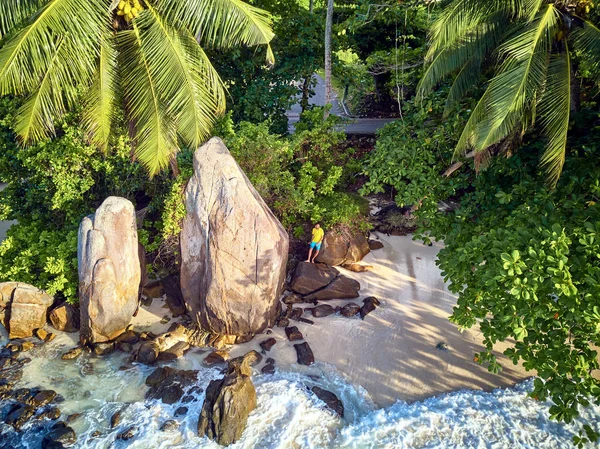 Man op het strand bij Seychellen bovenaanzicht — Stockfoto