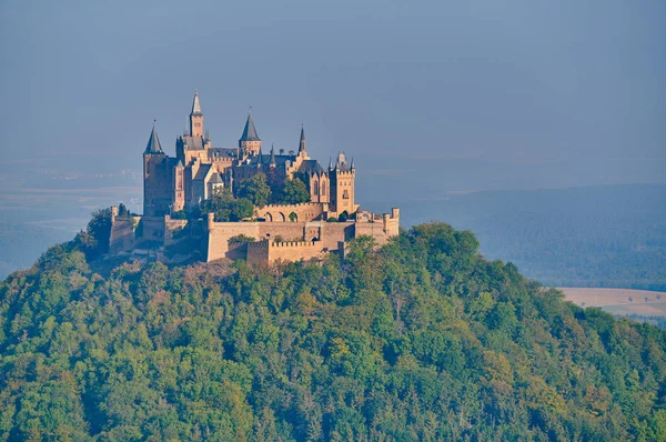 Hilltop Hohenzollern Castelo no topo da montanha na Alemanha — Fotografia de Stock