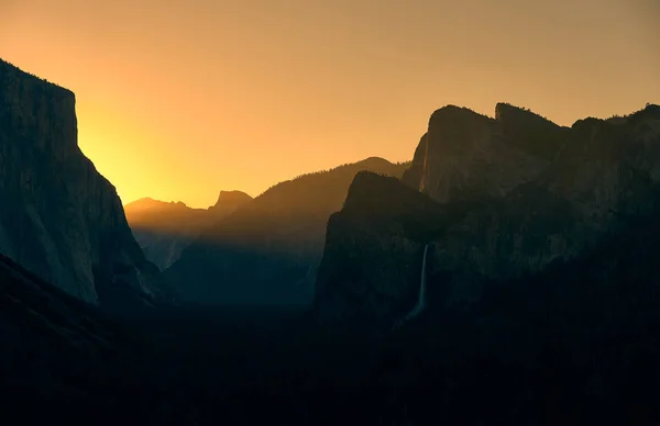 Dolina Parku Narodowego Yosemite o wschodzie słońca — Zdjęcie stockowe