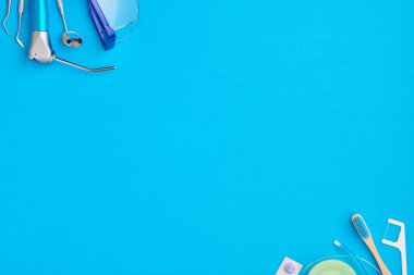 Dişçi araçları mavi arkaplan üst görünümü üzerinde