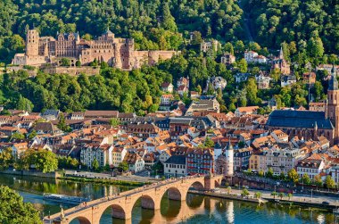 Heidelberg, Almanya 'da Neckar nehrinde bir şehirdir. 