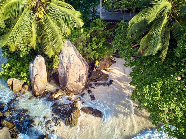 Man on beach at Seychelles légi felvétel — Stock Fotó