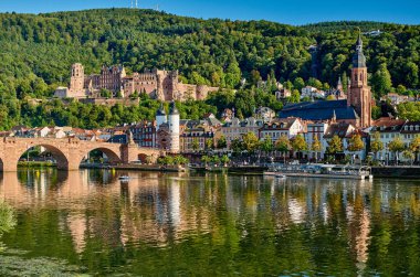 Heidelberg, Almanya 'da Neckar nehrinde bir şehirdir. 