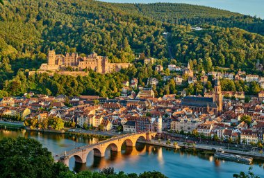 Heidelberg, Almanya 'da Neckar nehrinde bir şehirdir. 