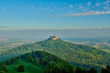 Almanya 'da dağın tepesindeki Hilltop Hohenzollern Kalesi