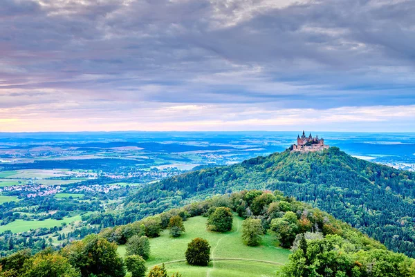 Hilltop Hohenzollern slott på bergstopp i Tyskland — Stockfoto