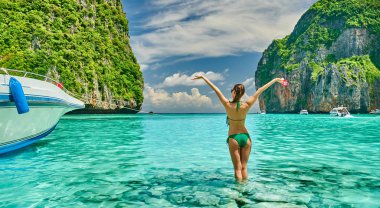Phi Phi Ley Adası 'ndaki güzel gölde bir kadın.