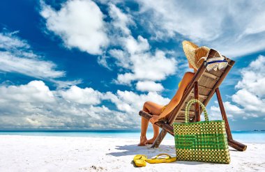 Boracay, Filipinler 'de tropik bir plajda şapkalı bir kız.