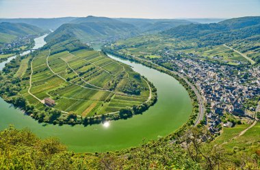 Moselle Nehri kıvrımlı Bremm kasabası, Almanya. Üzüm bağları, nehir döngüsü ve nehir boyunca uzanan yolu olan tepeler. Moselle Meander 'i.
