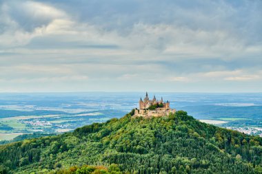 Hilltop Hohenzollern Kalesi Swabian Alpleri 'nde dağın tepesinde, Baden-Wurttemberg, Almanya