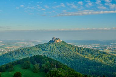 Hilltop Hohenzollern Kalesi Swabian Alpleri 'nde dağın tepesinde, Baden-Wurttemberg, Almanya