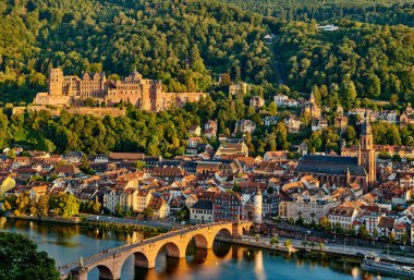 Almanya 'nın Baden-Wurttemberg kentindeki Neckar nehri üzerindeki eski Karl Theodor köprüsü ve kalesi ile Heidelberg kasabası 