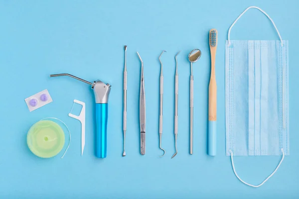 Outils Dentistes Sur Fond Bleu Clair Vue Dessus Copier Espace — Photo