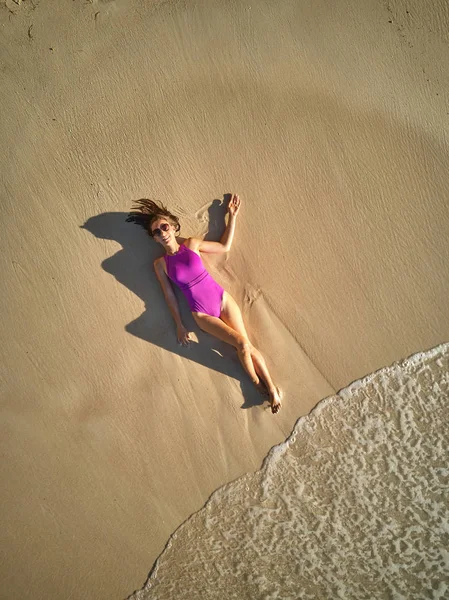 Donna Sdraiata Sulla Spiaggia Aerea Vista Dall Alto Drone Colpo — Foto Stock