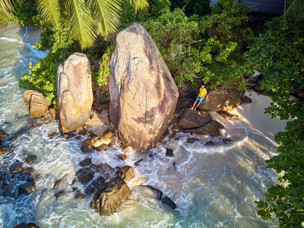 Man Mooi Strand Met Palmbomen Rotsen Bovenaanzicht Drone Schot Seychellen — Stockfoto