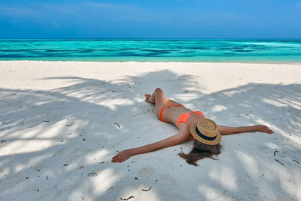 Tropik Sahilde Palmiye Ağacının Gölgesinde Bikinili Bir Kadın — Stok fotoğraf