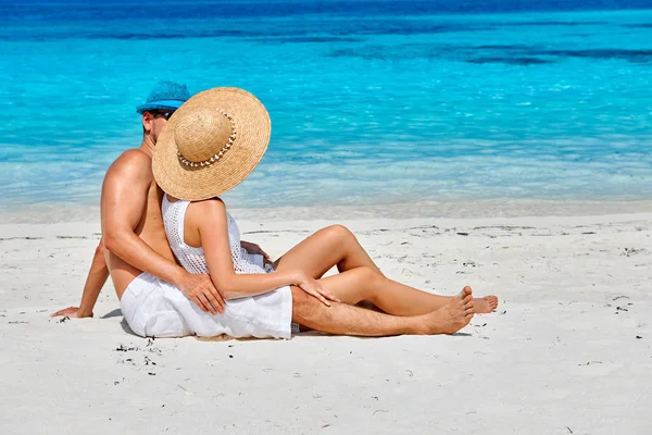 Paar Het Wit Ontspannen Een Tropisch Strand Bij Malediven — Stockfoto