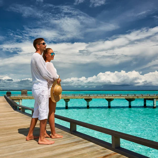 Coppia Molo Spiaggia Tropicale Alle Maldive — Foto Stock