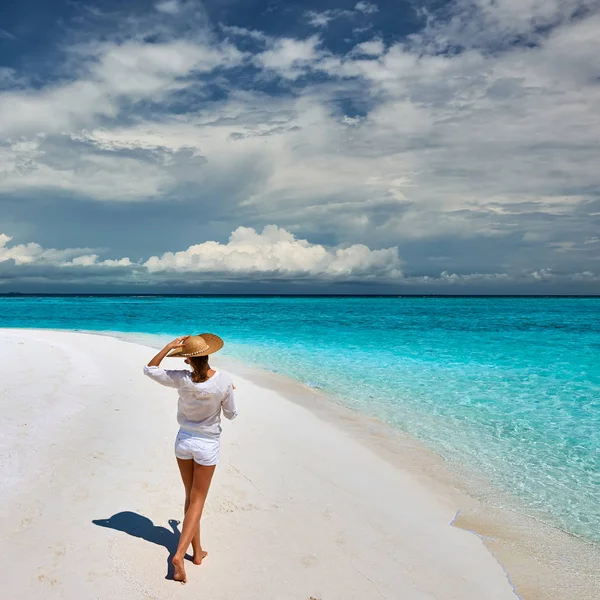 Vrouw Met Hoed Van Zon Tropisch Strand Malediven — Stockfoto